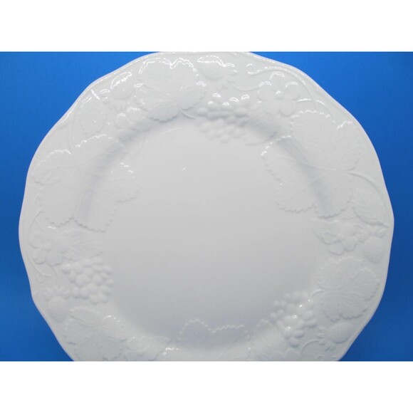 Wedgwood Strawberry and Vine 11" Dinner Plate - Picture 6 of 10